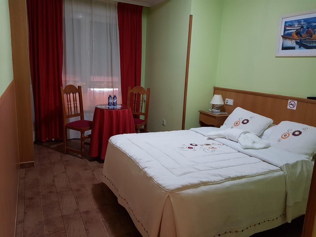 Hostal Ponte Dos Santos Ribadeo Exterior foto