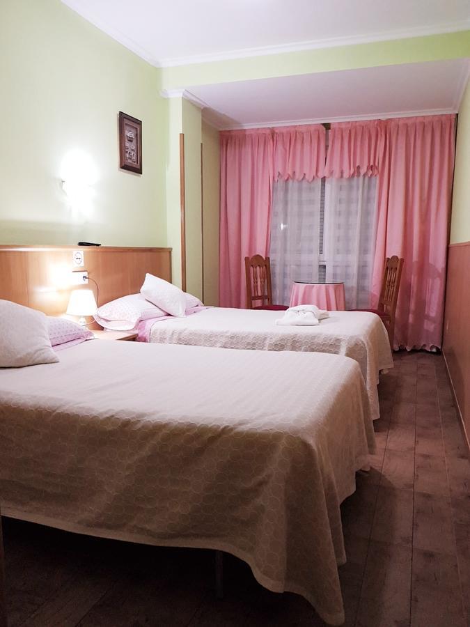 Hostal Ponte Dos Santos Ribadeo Exterior foto