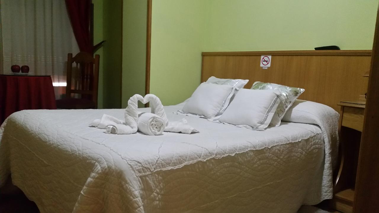 Hostal Ponte Dos Santos Ribadeo Exterior foto