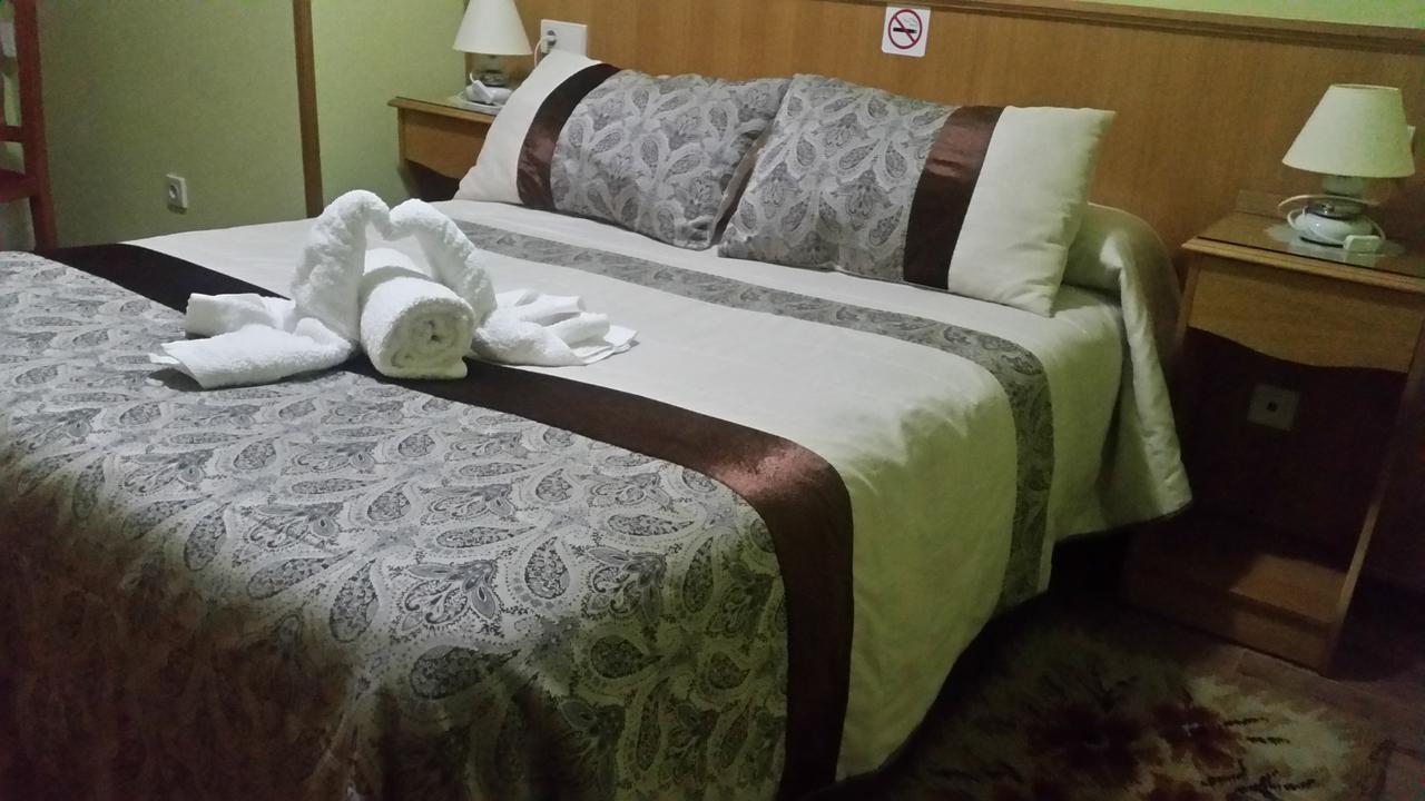 Hostal Ponte Dos Santos Ribadeo Exterior foto